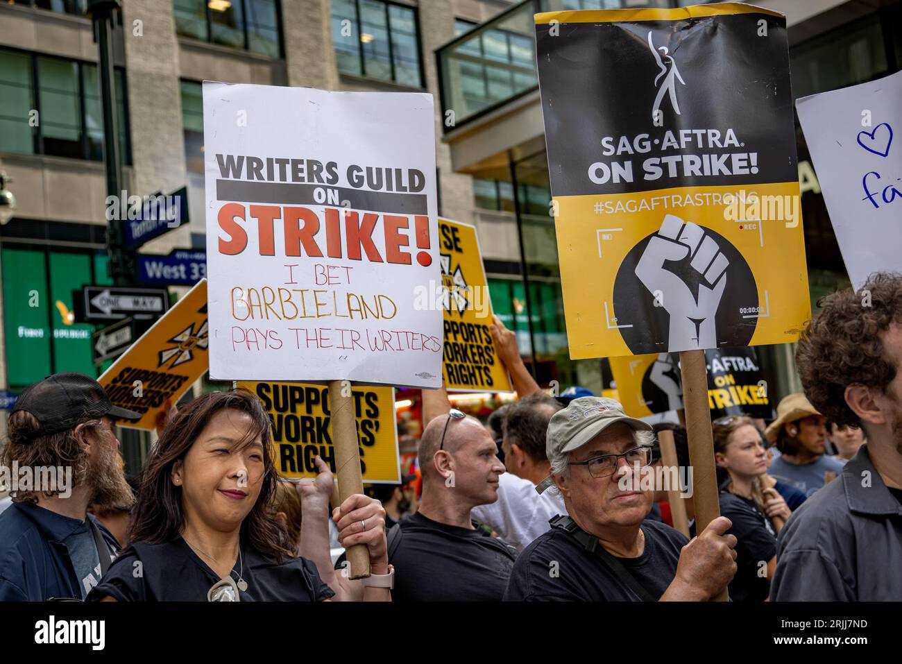 New York, États-Unis. 22 août 2023. Les grévistes marchent et brandissent des pancartes à la Writers Guild of America et à la « Journée nationale de solidarité » de SAG-AFTRA au siège d'Amazon. SAG-AFTRA est en grève depuis juillet 14, et la Writers Guild depuis mai 2. (Photo de Michael Nigro/Pacific Press) crédit : Pacific Press Media production Corp./Alamy Live News Banque D'Images