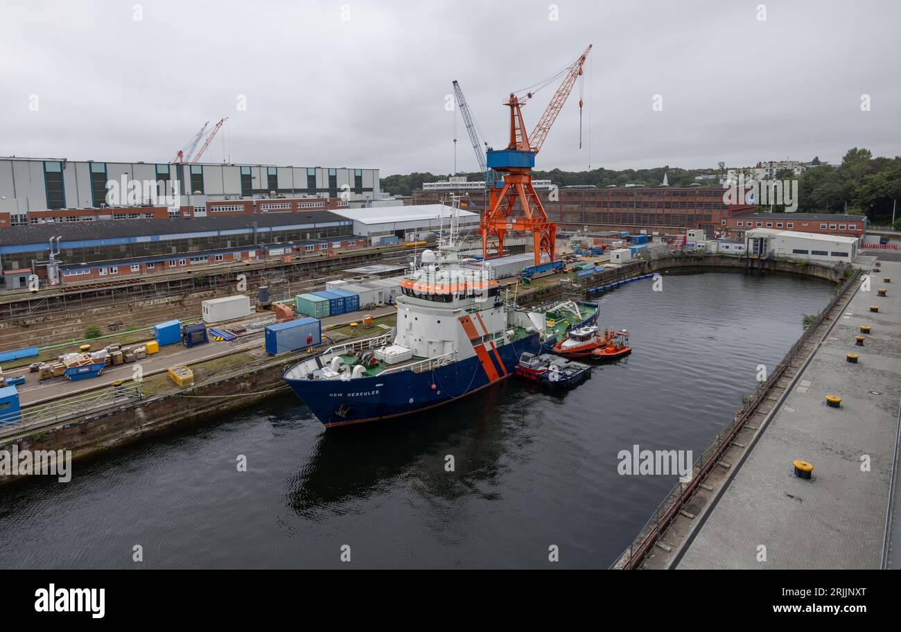 Kiel, Allemagne. 18 août 2023. Un navire d'escorte sous-marin se trouve au chantier naval ThyssenKrupp Marine Systems GmbH. La société a achevé une nouvelle salle ultramoderne pour la production de sous-marins. (À dpa 'Construction de sous-marins à TKMS plus rapide et plus efficace dans le nouveau hall ') crédit : Axel Heimken/dpa/Alamy Live News Banque D'Images