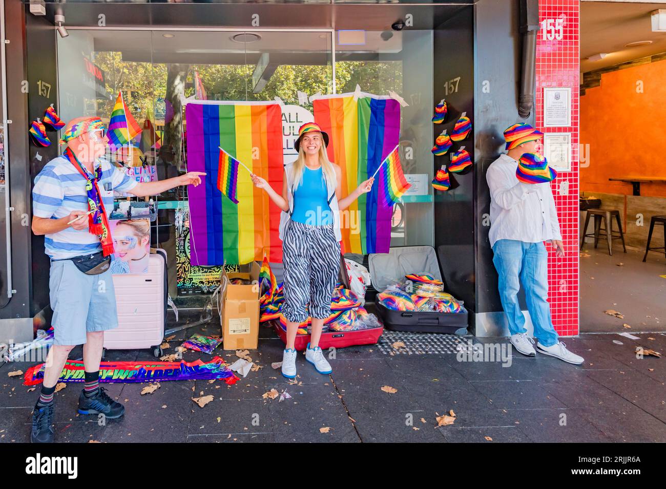 Les gens portant la couleur Pride et vendant des drapeaux et des souvenirs de World Pride sur Oxford Street, Darlinghurst le jour du Mardi gras pendant World Pride Sydney2023 Banque D'Images