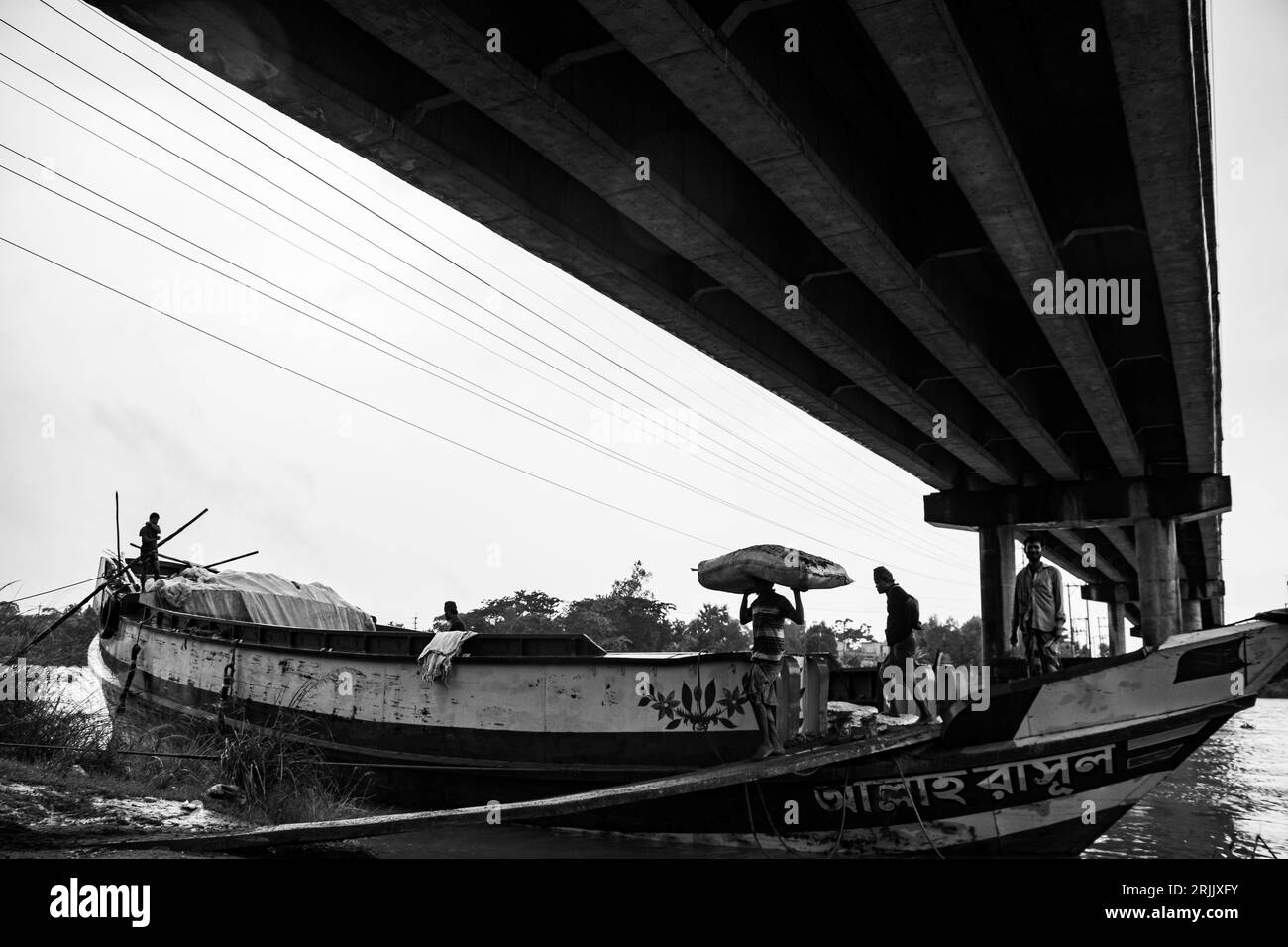 Les coques de bois sont déchargées du bateau. Cette photo a été prise le 14 septembre 2022 à Ruhitpur, Bangladesh Banque D'Images