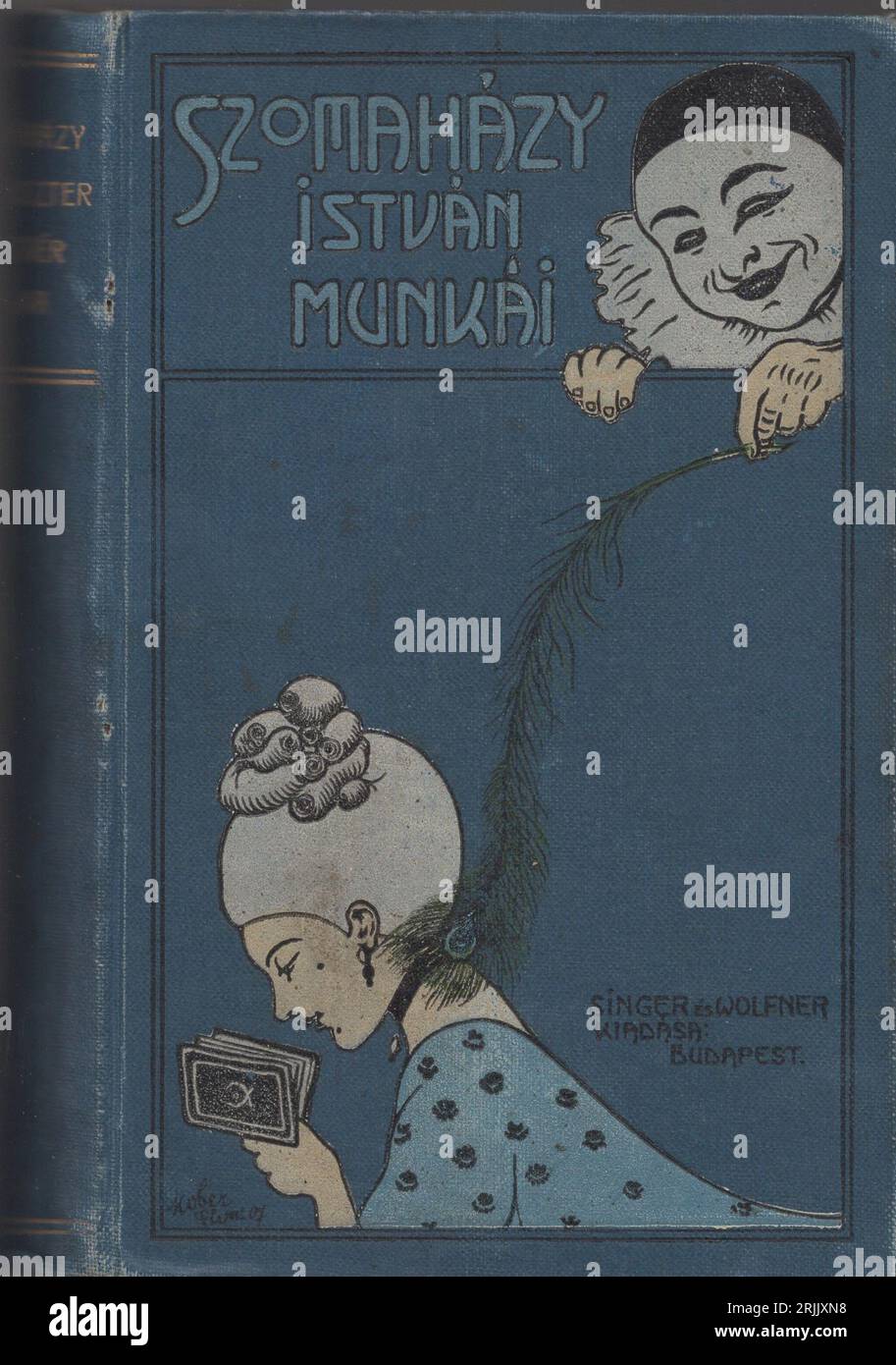 Belle illustration de couverture de livre art nouveau par Singer publié et Wolfner Budapest, Szomaházy István munkái. Harlequien joue avec une poupée paysannat pour une jeune femme liseuse : Pierrot clown chatouille le cou de la dame liseuse avec une plume de paon Banque D'Images