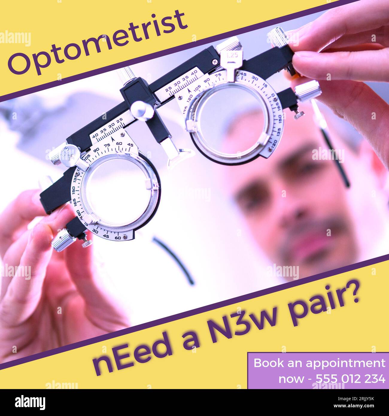Composite de l'optométriste besoin d'un nouveau texte de paire sur l'homme caucasien tenant des lunettes Banque D'Images