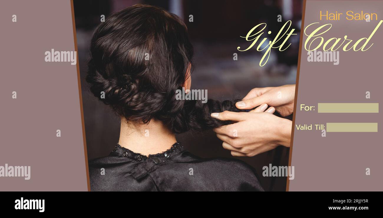 Composite de texte de certificat-cadeau de salon de coiffure sur le client femme caucasien au salon de coiffure Banque D'Images