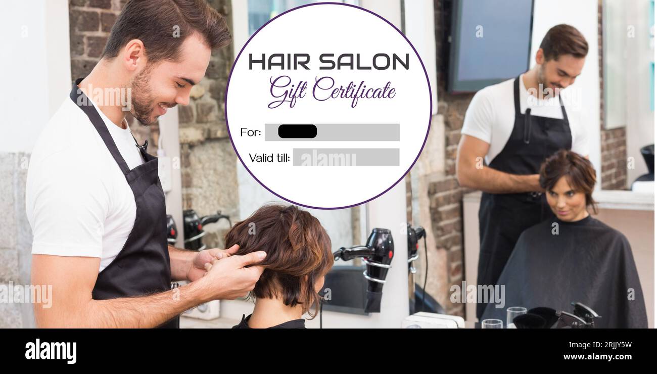 Composite de texte de certificat-cadeau de salon de coiffure sur le coiffeur masculin caucasien avec des clients féminins Banque D'Images