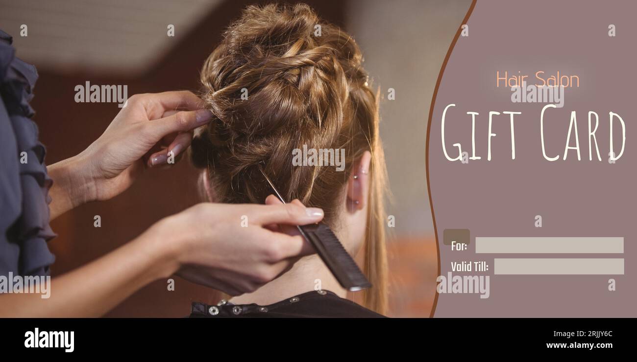 Composite de texte de certificat-cadeau de salon de coiffure sur le client femme caucasien au salon de coiffure Banque D'Images