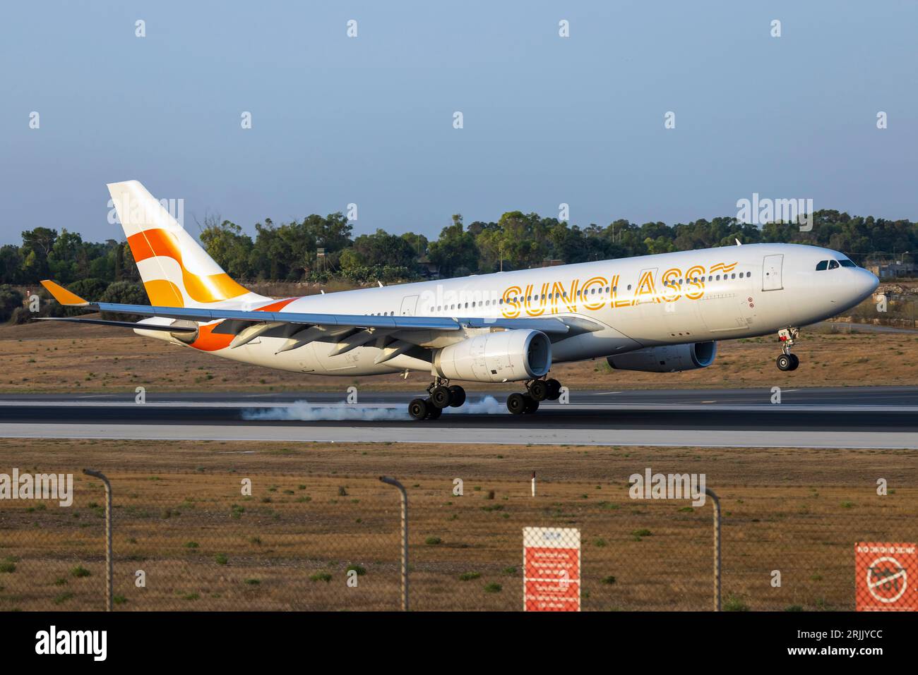 Sunclass Airlines Airbus A330-243 (REG : OY-VKF) arrivant pour maintenance à LTM. Banque D'Images