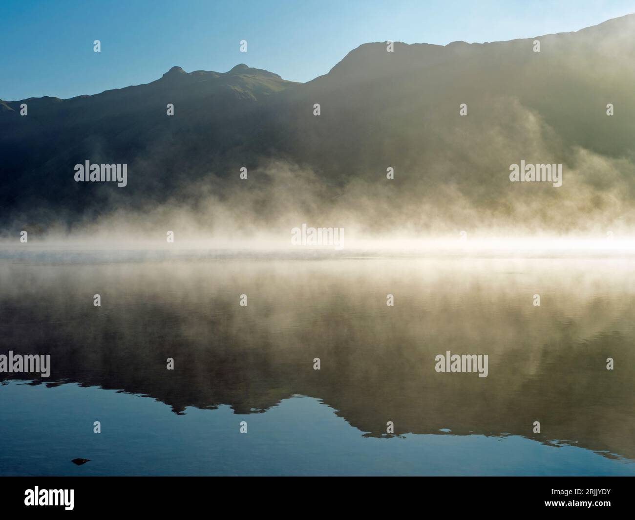 Brume matinale au-dessus du lac Brothers Water, dans la région des lacs, Cumbria, Angleterre, Royaume-Uni Banque D'Images