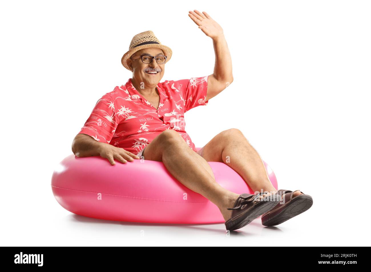 Homme mature assis sur un grand anneau en caoutchouc gonflable et ondulant isolé sur fond blanc Banque D'Images