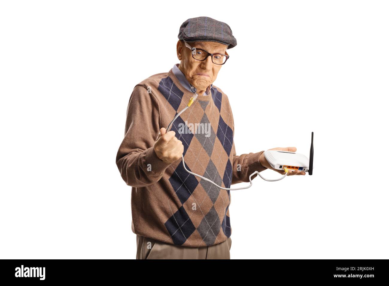 Vieux homme grincheux tenant un câble de routeur isolé sur fond blanc Banque D'Images