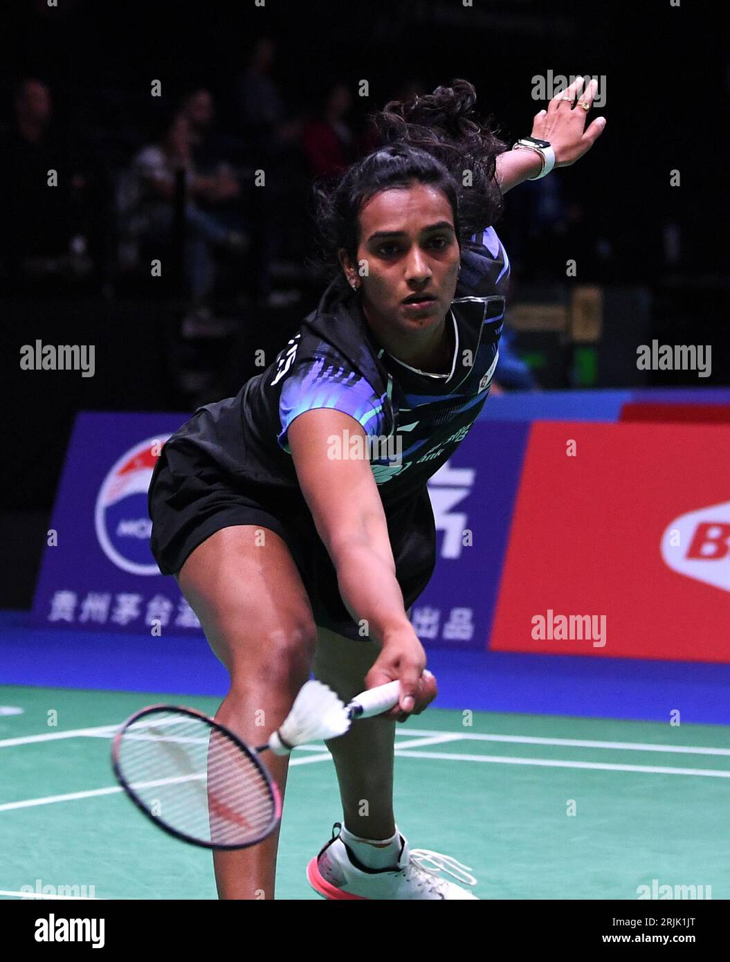 Copenhague, Danemark. 22 août 2023. Pusarla V. Sindhu, de l'Inde, fait un retour lors de la ronde féminine de 32 contre Okuhara Nozomi, du Japon, aux Championnats du monde de la BWF 2023 à Copenhague, Danemark, le 22 août 2023. Crédit : REN Pengfei/Xinhua/Alamy Live News Banque D'Images