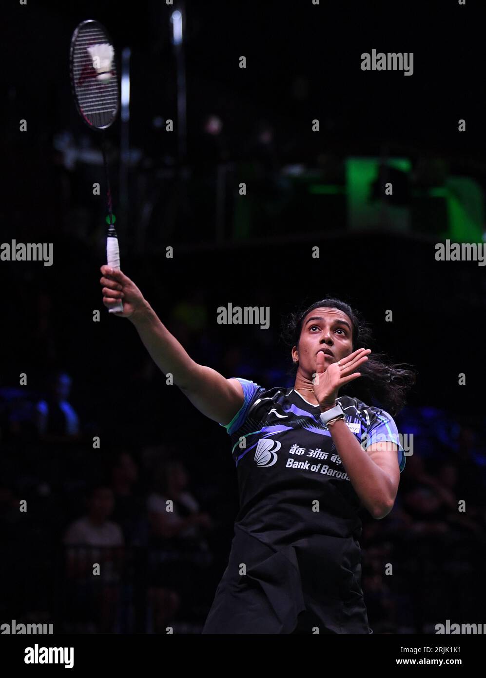 Copenhague, Danemark. 22 août 2023. Pusarla V. Sindhu, de l'Inde, fait un retour lors de la ronde féminine de 32 contre Okuhara Nozomi, du Japon, aux Championnats du monde de la BWF 2023 à Copenhague, Danemark, le 22 août 2023. Crédit : REN Pengfei/Xinhua/Alamy Live News Banque D'Images