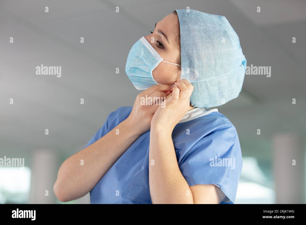 belle femme met un masque médical Banque D'Images