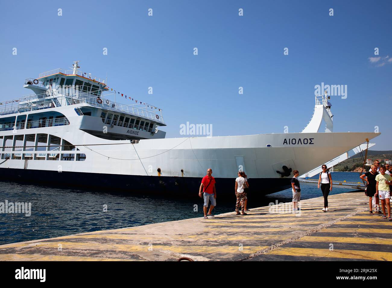 Village de Glyfa, Grèce - 15 août 2023 : ferry amarré au port du village de Glyfa en Grèce. Transport maritime égéen et navires de charge Banque D'Images