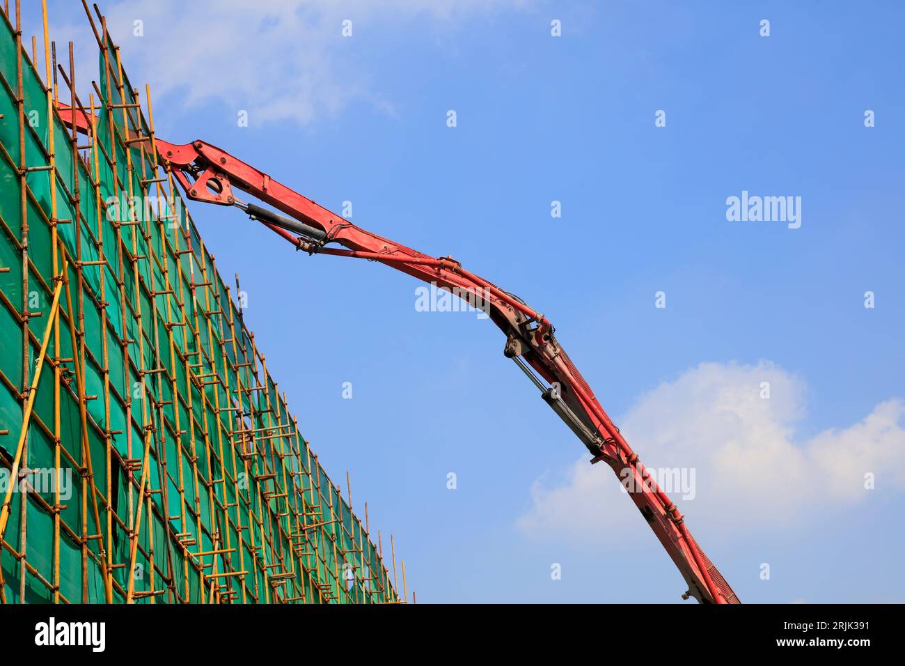 Camion pompe à béton at construction site Banque D'Images