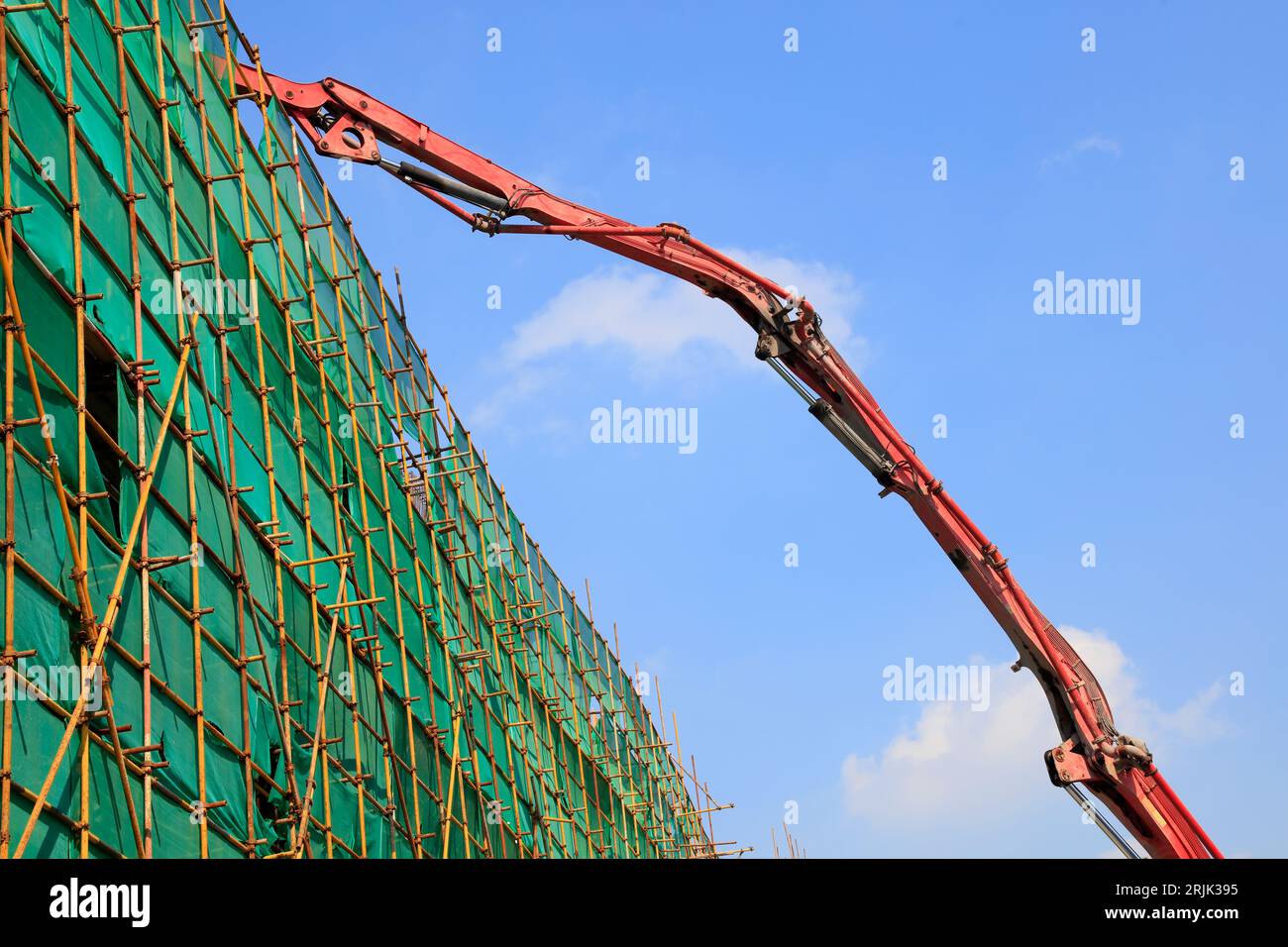 Camion pompe à béton at construction site Banque D'Images