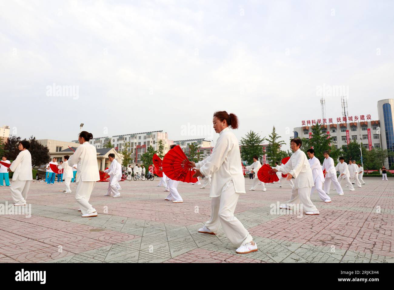 Comté de Luannan - 25 août 2018 : représentation de Tai Chi Kung Fu Fan, Comté de Luannan, province du Hebei, Chine Banque D'Images