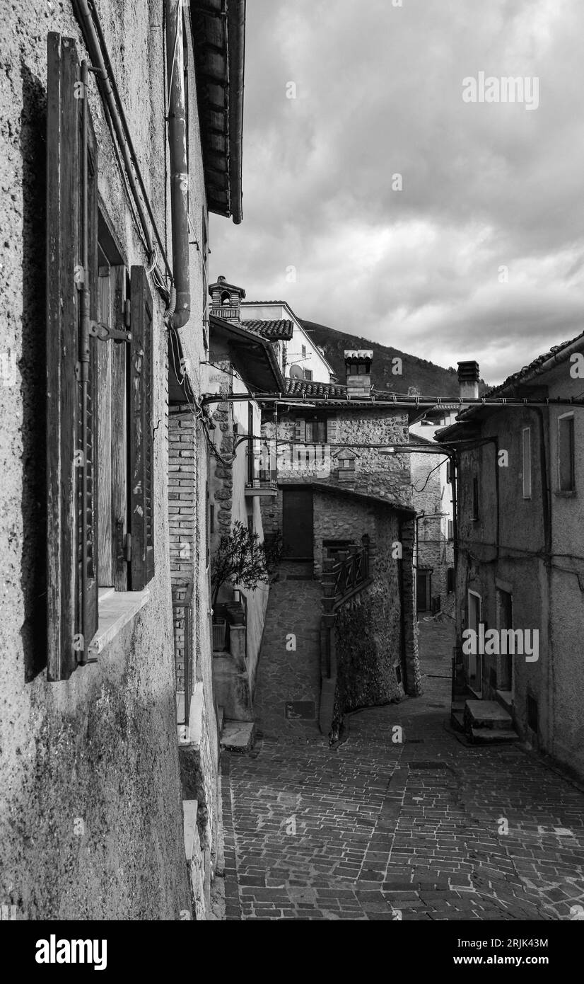 Poggio Bustone (Italie) - Une petite ville médiévale à côté de Rieti, ville d'origine du célèbre chanteur décédé Lucio Battisti, qui est dédié à la statue Banque D'Images