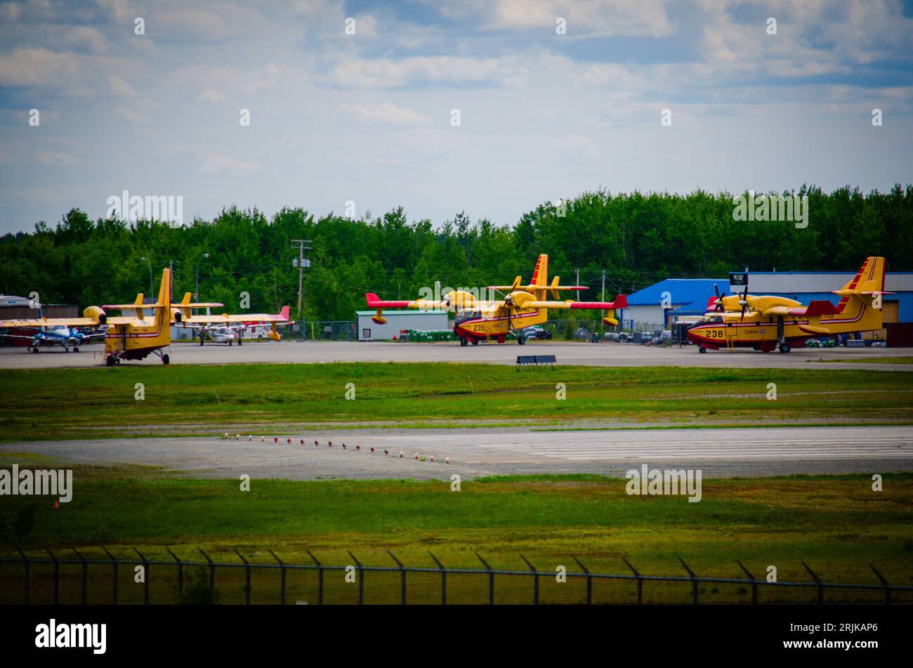 Trois avions de lutte contre les incendies québécois au sol à Val-d'Or, installation SOPFEU Banque D'Images Trois avions de lutte contre les incendies québécois au sol à Val-d'Or, installation SOPFEU Banque D'Images