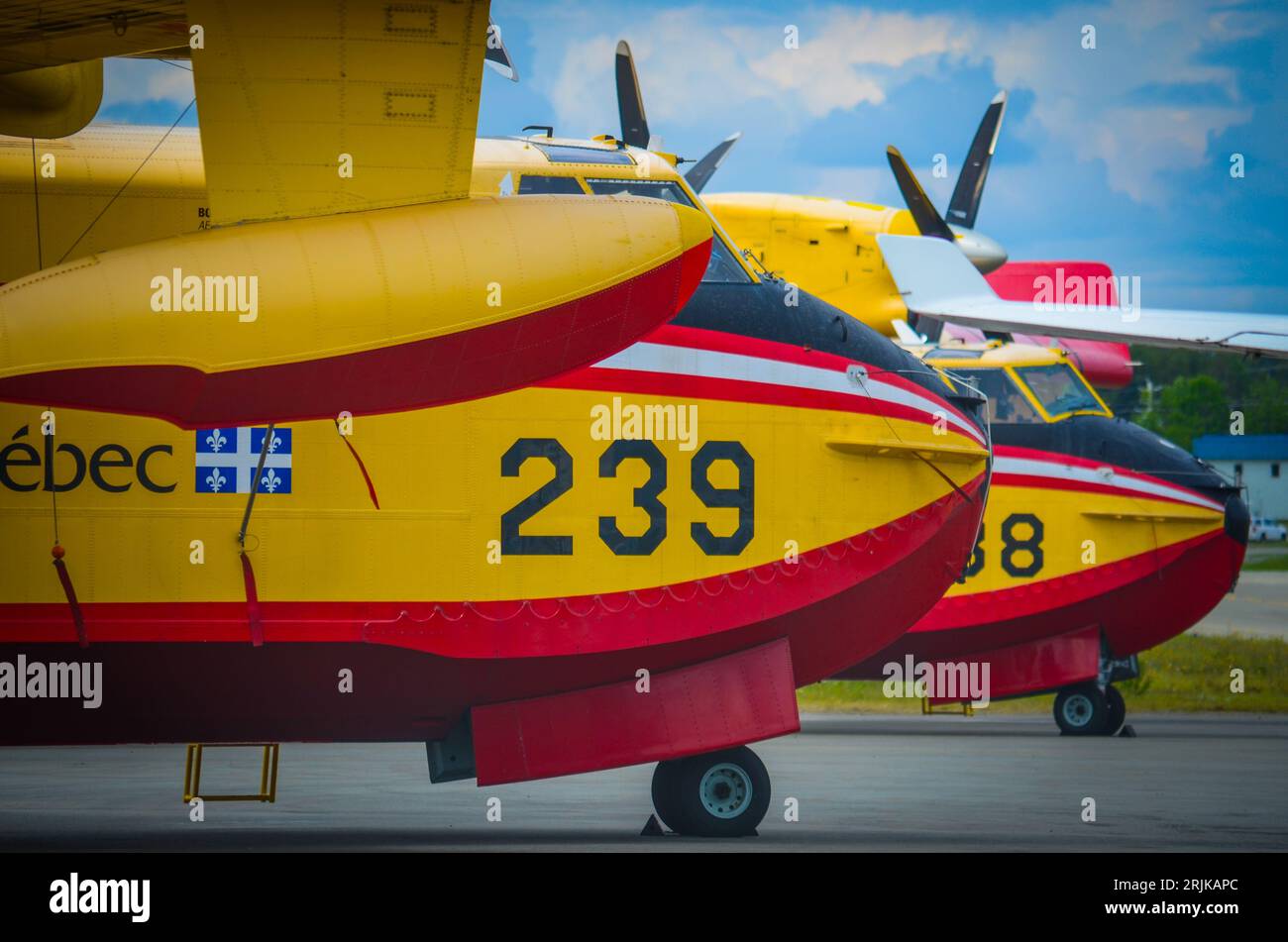 Trois avions de lutte contre les incendies québécois au sol à Val-d'Or, installation SOPFEU Banque D'Images Trois avions de lutte contre les incendies québécois au sol à Val-d'Or, installation SOPFEU Banque D'Images