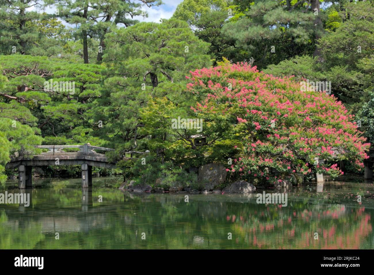 Brige et arbres autour d'un étang dans les jardins du palais impérial à Kyoto, Japon. Banque D'Images