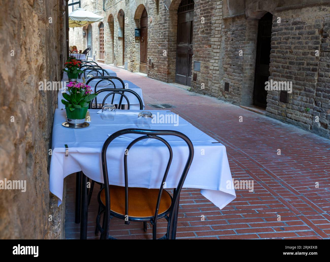 Restaurant dans une vieille rue, Toscane Italie Banque D'Images