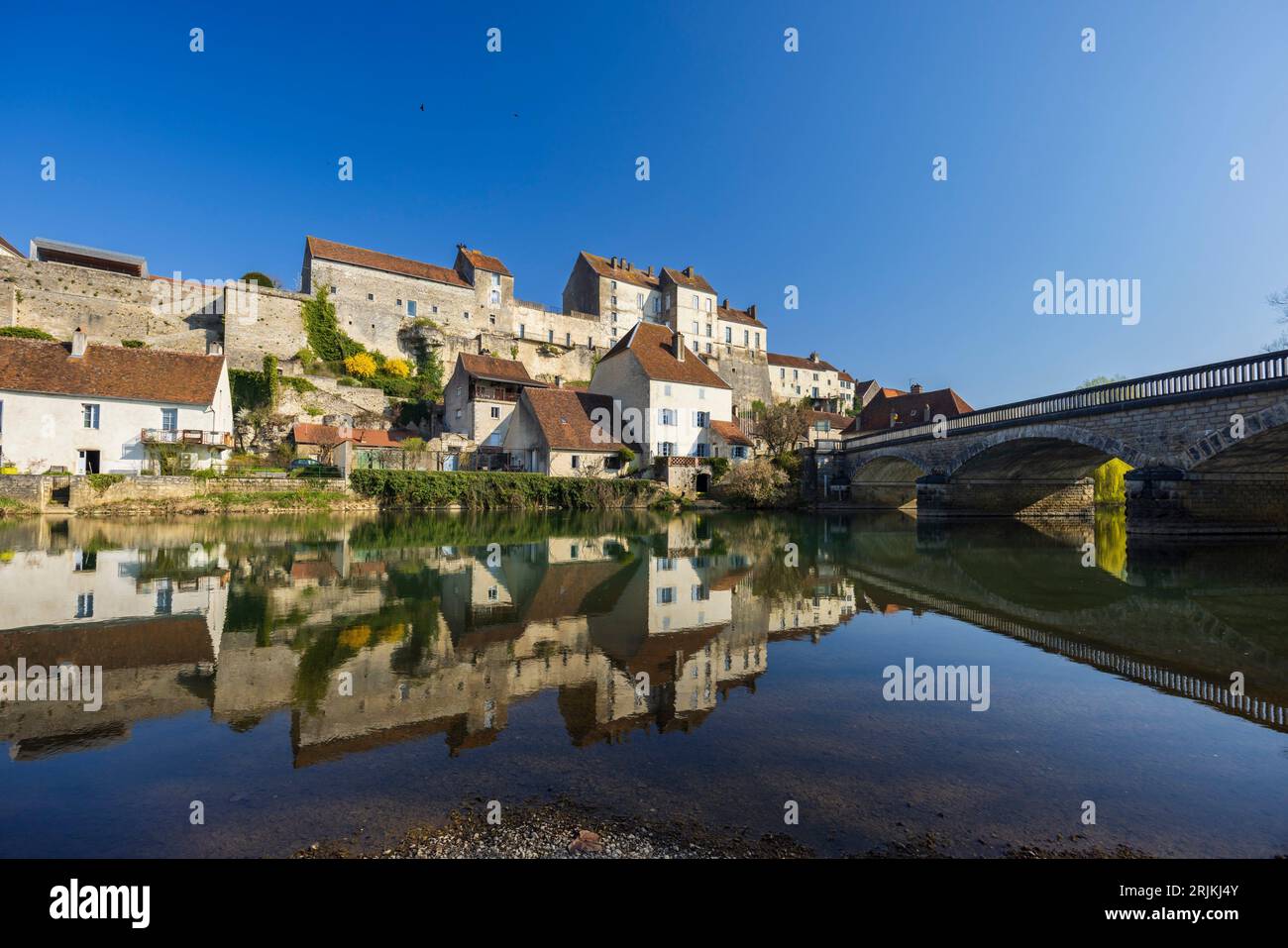 Petite ville typique de Pesmes avec la rivière L Orgon, haute-Saone, France. Banque D'Images