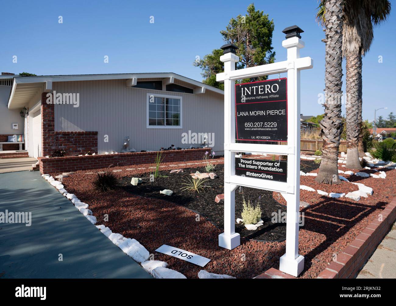 San Francisco. 22 août 2023. Cette photo prise le 22 août 2023 montre une publicité devant un bien immobilier à vendre à Millbrae, Californie, États-Unis. Les ventes de maisons précédemment détenues aux États-Unis ont chuté de 2,2 pour cent en juillet de juin à un taux annualisé désaisonnalisé de 4,07 millions d'unités, a rapporté mardi la National Association of Realtors. Les ventes ont été inférieures de 16,6 % à celles de juillet de l'an dernier, tandis que les maisons ont été vendues au rythme le plus lent depuis 2010. Crédit : Li Jianguo/Xinhua/Alamy Live News Banque D'Images