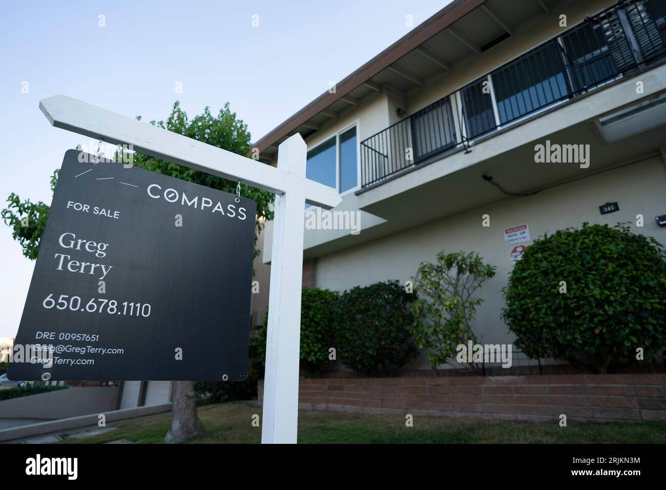 San Francisco. 22 août 2023. Cette photo prise le 22 août 2023 montre une publicité devant un bien immobilier à vendre à Millbrae, Californie, États-Unis. Les ventes de maisons précédemment détenues aux États-Unis ont chuté de 2,2 pour cent en juillet de juin à un taux annualisé désaisonnalisé de 4,07 millions d'unités, a rapporté mardi la National Association of Realtors. Les ventes ont été inférieures de 16,6 % à celles de juillet de l'an dernier, tandis que les maisons ont été vendues au rythme le plus lent depuis 2010. Crédit : Li Jianguo/Xinhua/Alamy Live News Banque D'Images