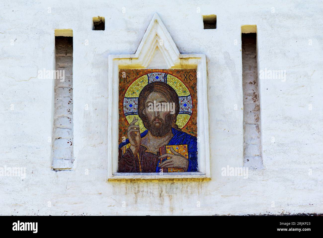 VOLOGDA, RUSSIE - 29 MAI 2013 : le monastère de Spaso-Prilutsky. C'est l'icône en mosaïque du Christ à l'extérieur des murs de la fortification. Banque D'Images
