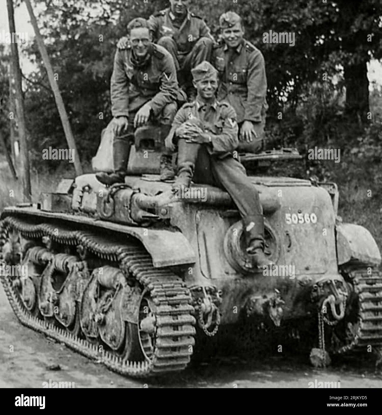 Seconde Guerre mondiale FRANCE. Chars, Renault R35, soldats de la Wehrmacht au sommet de