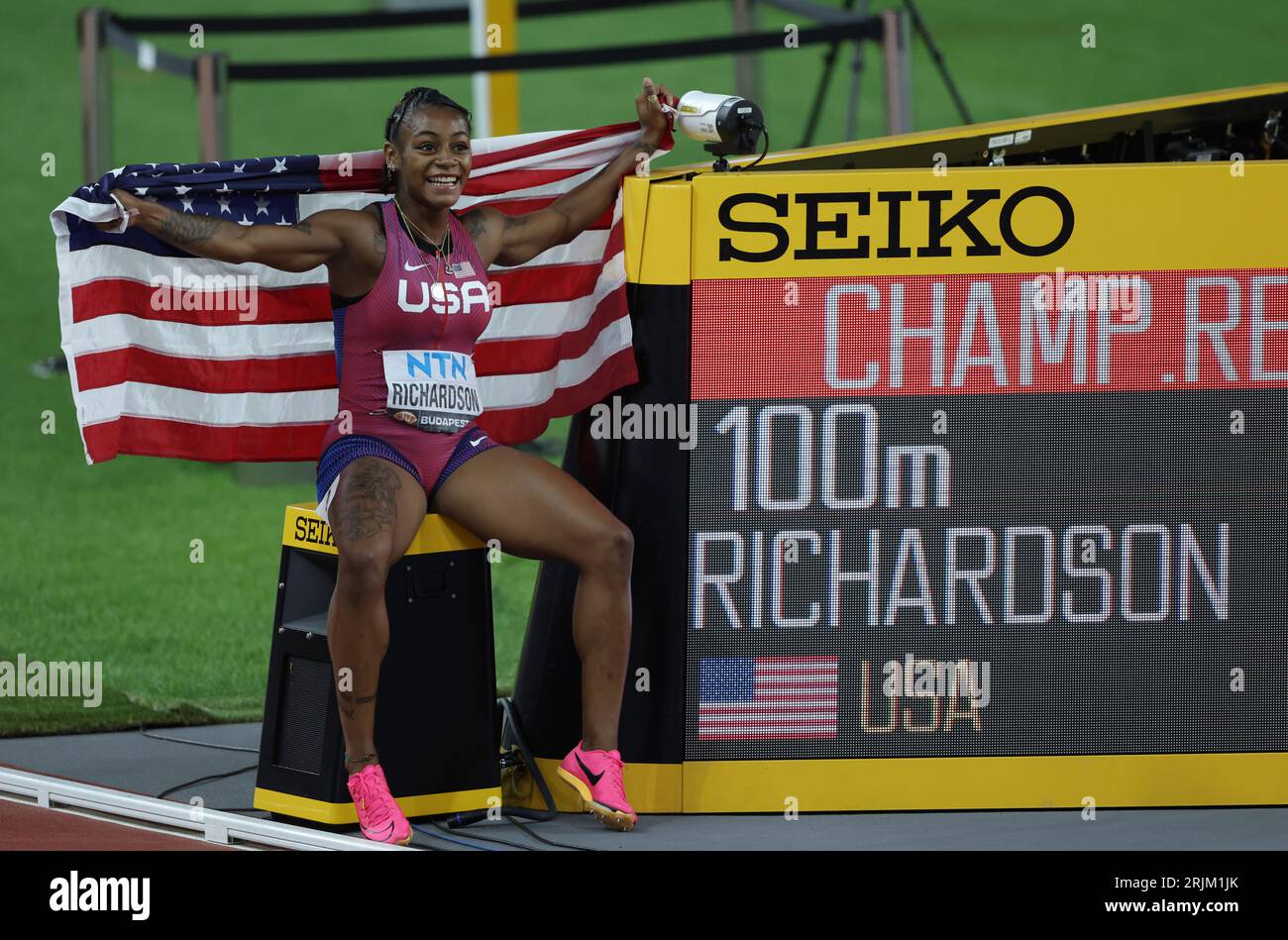 Sha'Carri Richardson of United States of America holding a US flag celebrates after winning Women's 100 Meters Final of the World Athletics Championships in Budapest, Hungary on Aug. 21, 2023. Richardson won with the meet record to claim the gold medal. ( The Yomiuri Shimbun via AP Images ) Banque D'Images