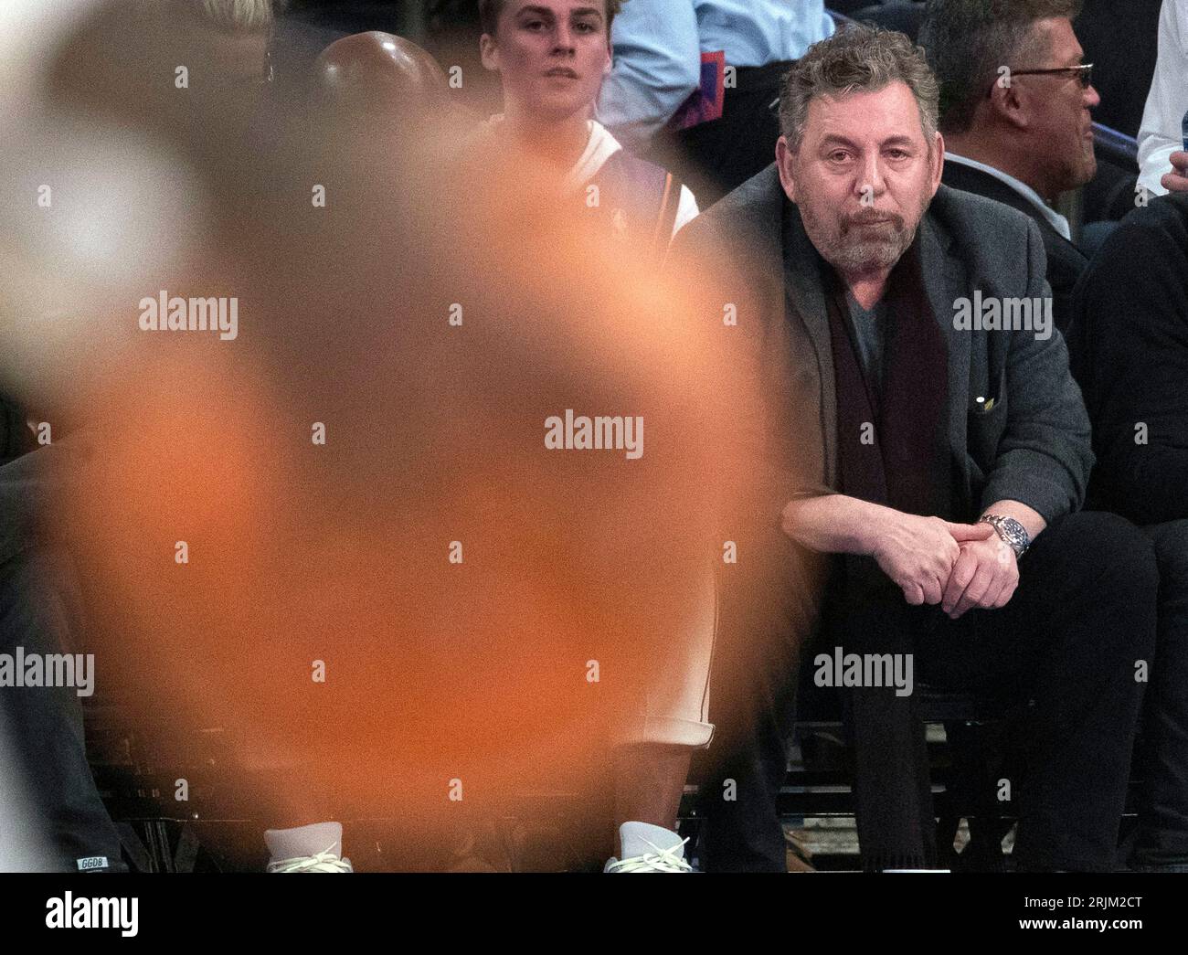 FILE - New York Knicks owner James Dolan, front right, watches the first half of an NBA basketball game March 6, 2020, at Madison Square Garden in New York. The Knicks are suing the Toronto Raptors, and a former Knicks employee Monday, Aug. 21, 2023, saying the worker stole thousands of videos and other scouting secrets to give to his new Canadian employer. (AP Photo/Mary Altaffer, File) Banque D'Images