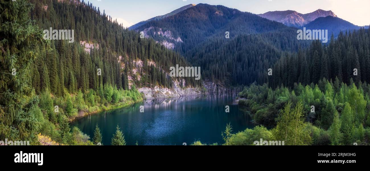 Panorama du lac de montagne Kaindy en soirée. Kazakhstan Almaty région Tien Shan système de montagnes Banque D'Images Panorama du lac de montagne Kaindy en soirée. Kazakhstan Almaty région Tien Shan système de montagnes Banque D'Images