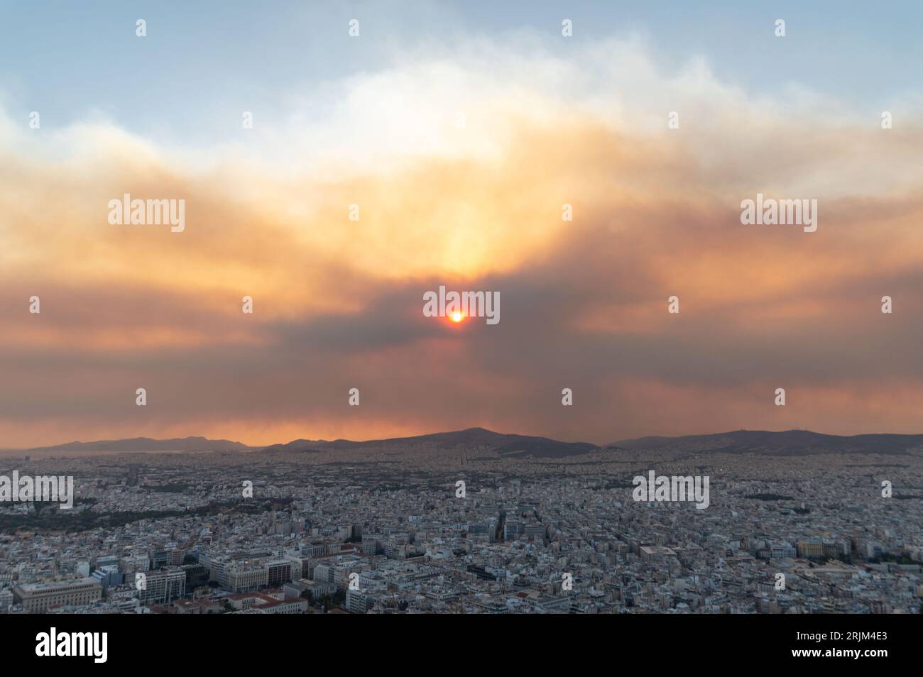 Le 22/08/2023 un feu de forêt a commencé sur les contreforts de la montagne Parnitha dans la banlieue ouest d'Athènes, Grèce. Alimentée par des vents violents, elle a rapidement grandi et brûlé des maisons et des commerces. Cette photo est de Lycabette colline dans le centre d'Athènes regardant vers la montagne. Banque D'Images