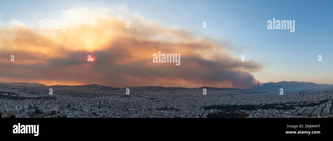 Le 22/08/2023 un feu de forêt a commencé sur les contreforts de la montagne Parnitha dans la banlieue ouest d'Athènes, Grèce. Alimentée par des vents violents, elle a rapidement grandi et brûlé des maisons et des commerces. Cette photo est de Lycabette colline dans le centre d'Athènes regardant vers la montagne. Banque D'Images