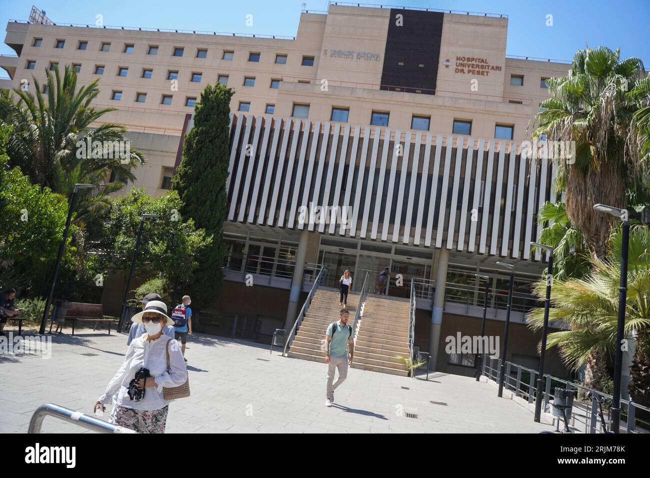View of the Hospital Universitario Doctor Peset, on August 22, 2023, in Valencia, Comunidad Valenciana (Spain). The General and Doctor Peset hospitals in Valencia have reintroduced the use of masks in their facilities. The measure has been adopted after an upturn in covid cases, which, according to the report of the Ministry of Health, maintained an upward trend that began at the end of July. This measure comes after the Government declared at the beginning of July the end of the compulsory use of masks in healthcare centers. The first center to decide to reinstate the obligatory use of the ma Banque D'Images