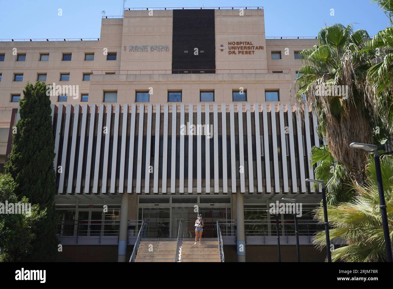 A person wearing a mask in the vicinity of the Hospital Universitario Doctor Peset, on August 22, 2023, in Valencia, Comunidad Valenciana (Spain). The General and Doctor Peset hospitals in Valencia have reintroduced the use of masks in their facilities. The measure has been adopted after an upturn in covid cases, which, according to the report of the Ministry of Health, maintained an upward trend that began at the end of July. This measure comes after the Government declared at the beginning of July the end of the compulsory use of masks in healthcare centers. The first center to decide to rei Banque D'Images