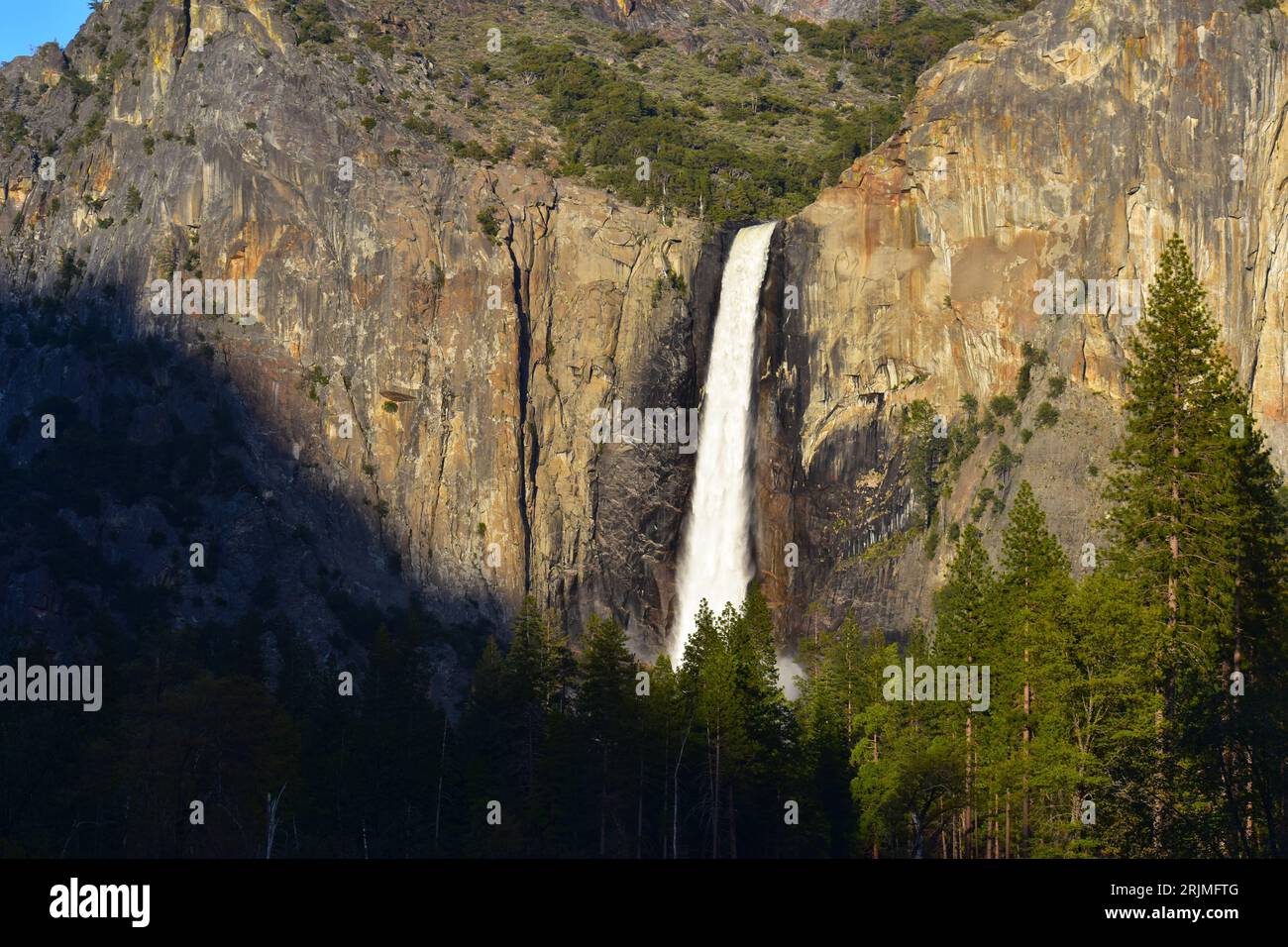 Vue panoramique sur Yosemite Falls, la plus haute cascade du parc national de Yosemite, en Californie Banque D'Images