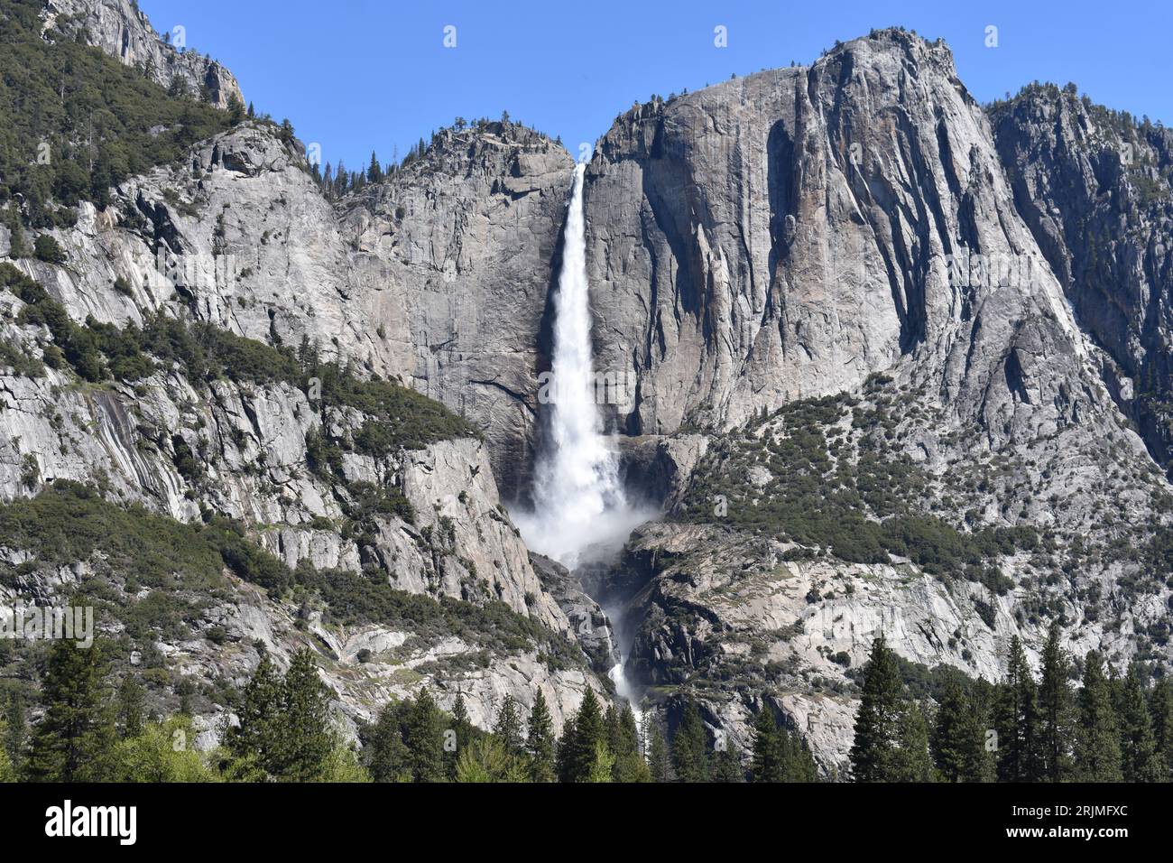 Vue panoramique sur Yosemite Falls, la plus haute cascade du parc national de Yosemite, en Californie Banque D'Images