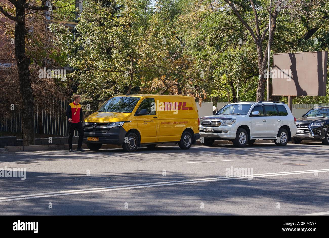 Almaty, Kazakhstan - 17 août 2023 : un transporteur DHL se tient à côté d'un fourgon de société. Transport de marchandises Banque D'Images