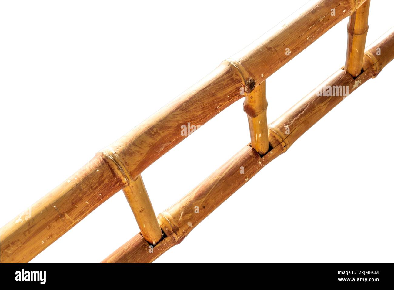 Ancienne échelle en bambou isolée sur un fond blanc Banque D'Images