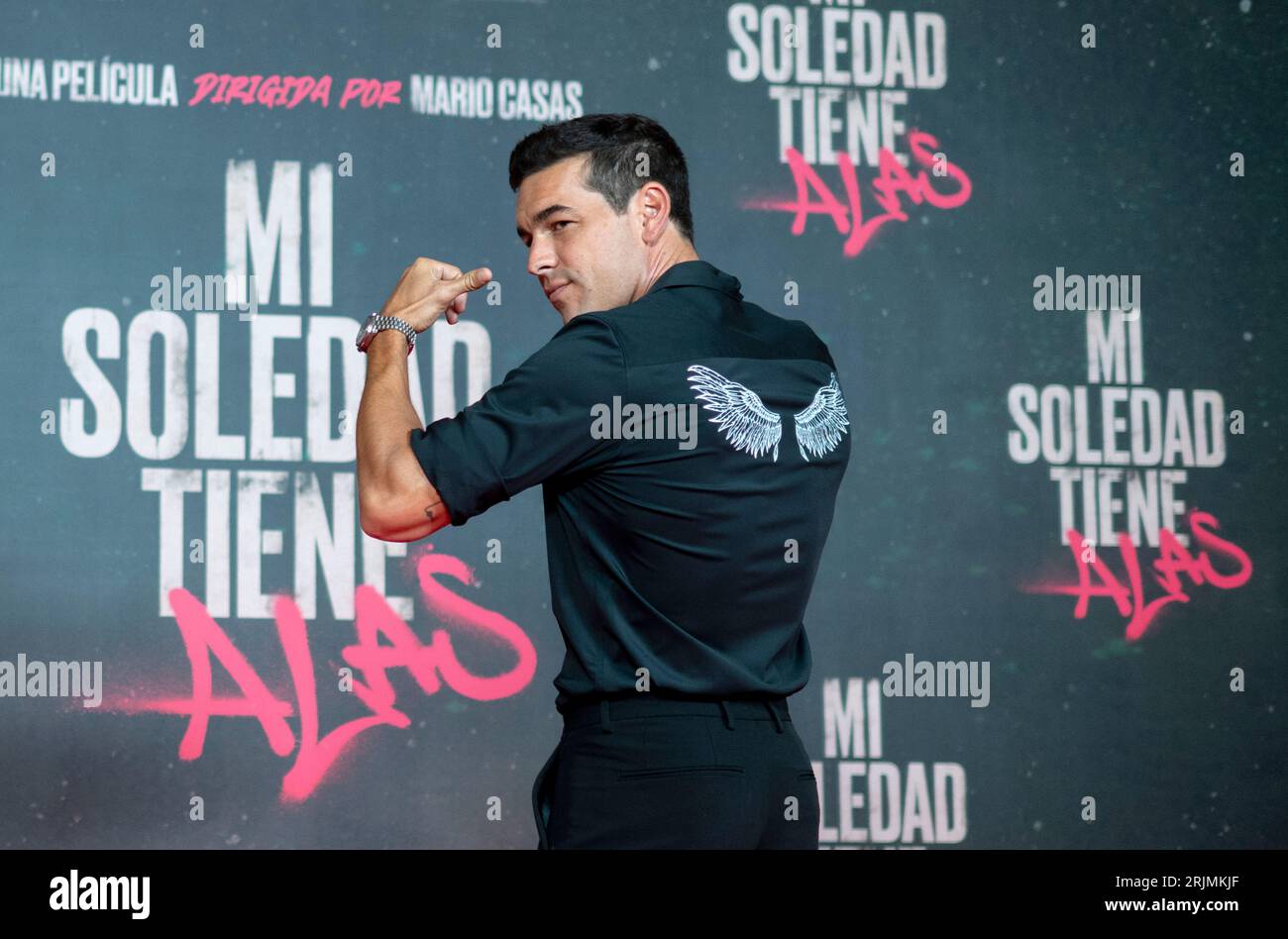The director of the film Mario Casas poses during the photocall of the film 'Mi soledad tiene alas', at the Hotel Urso, on August 23, 2023, in Madrid (Spain). My Loneliness Has Wings' tells the story of Dan, a boy who lives in a poor neighborhood on the outskirts of Barcelona, between parties and jewelry store robberies, but who, 'deep down', is an artist with talent and sensitivity. The reappearance of his father, after his release from prison, plunges him into a spiral of violence that forces him to flee on a journey of discovery with no return with his friend Vio. The film, in which Mario C Banque D'Images