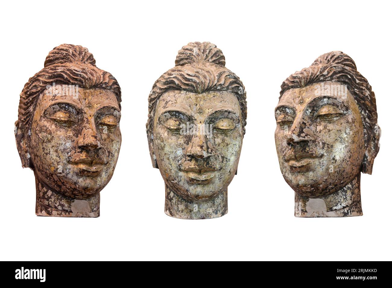 Trois sculptures de Bouddha en bois de têtes sur un fond blanc Banque D'Images