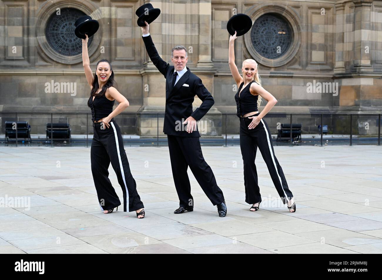 Édimbourg, Écosse, Royaume-Uni. 23 août 2023. Edinburgh Fringe Festival : Anton du Beke et ses danseurs (en costume) célèbrent l’arrivée d’Anton au McEwan Hall pour ses débuts au Edinburgh Fringe du 23 au 28 août dans son spectacle an Afternoon with Anton du Beke and Friends. Exposition au Underbelly, McEwan Hall, Bristo Square. Légende créée en partie à partir du communiqué de presse officiel. Crédit Craig Brown/Alamy Live News Banque D'Images