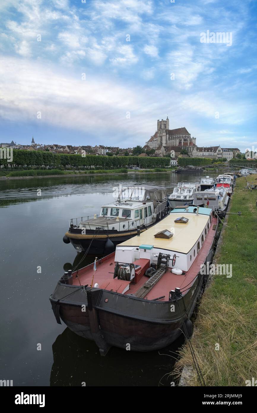 Auxerre, ville en Bourgogne, vue sur le fleuve et la cathédrale, depuis le port Banque D'Images