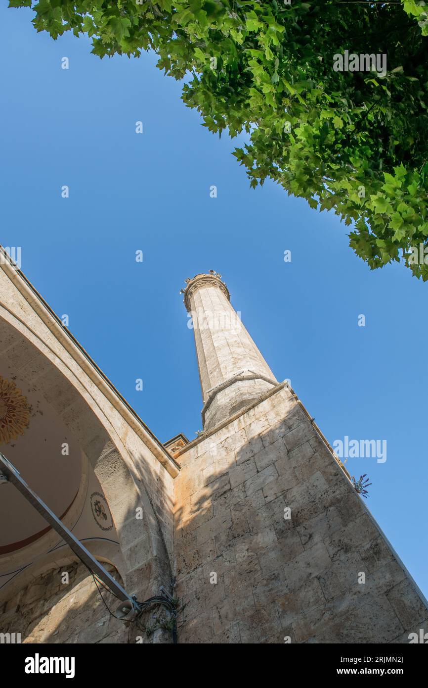 Caractéristiques de la mosquée Sinan Pacha, décorée avec un grand dôme et un grand minaret. La principale mosquée musulmane de la ville de Prizren, Kosovo, ex-Yougoslavie Banque D'Images