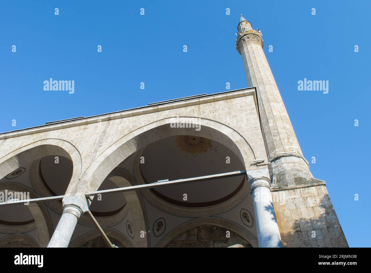Caractéristiques de la mosquée Sinan Pacha, décorée avec un grand dôme et un grand minaret. La principale mosquée musulmane de la ville de Prizren, Kosovo, ex-Yougoslavie Banque D'Images