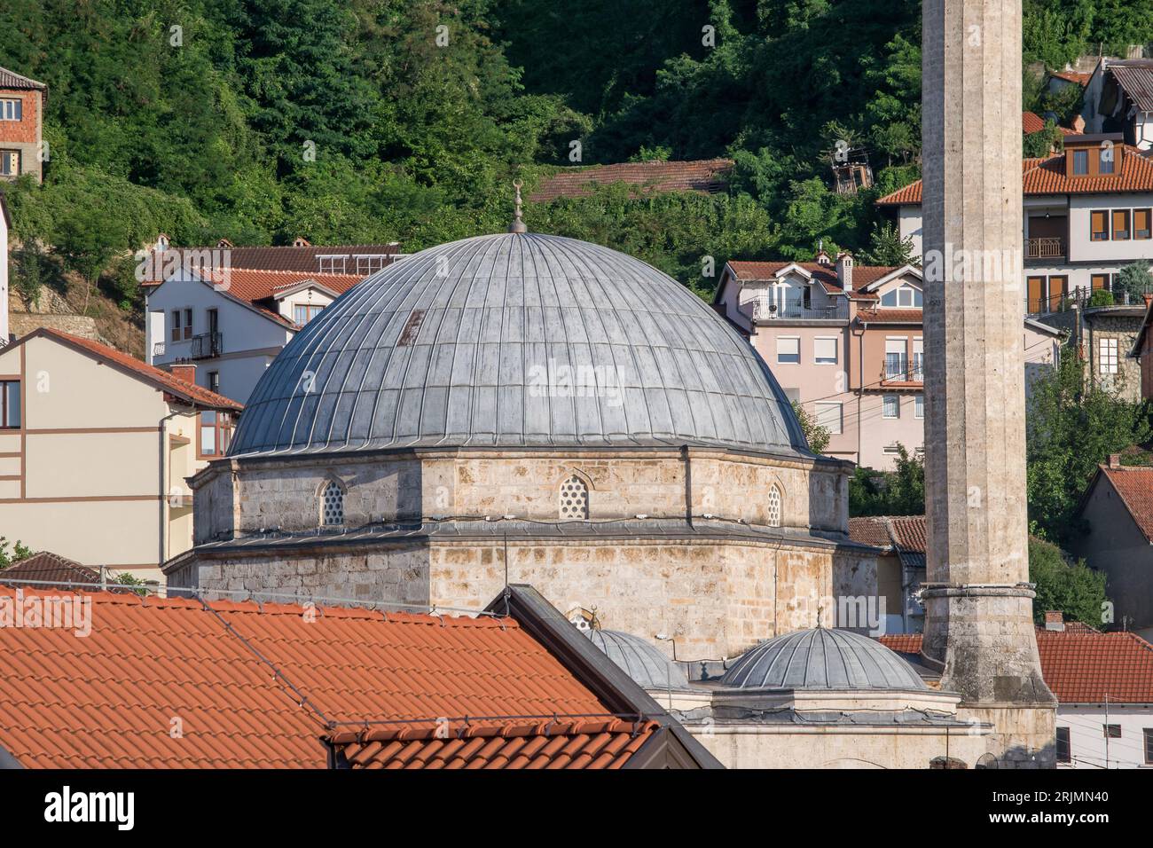 Caractéristiques de la mosquée Sinan Pacha, décorée avec un grand dôme et un grand minaret. La principale mosquée musulmane de la ville de Prizren, Kosovo, ex-Yougoslavie Banque D'Images