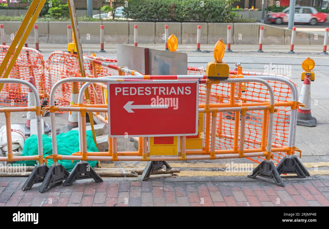 Direction Arrow Pedestrians Sign at City Street Road Works in Hong Kong Banque D'Images