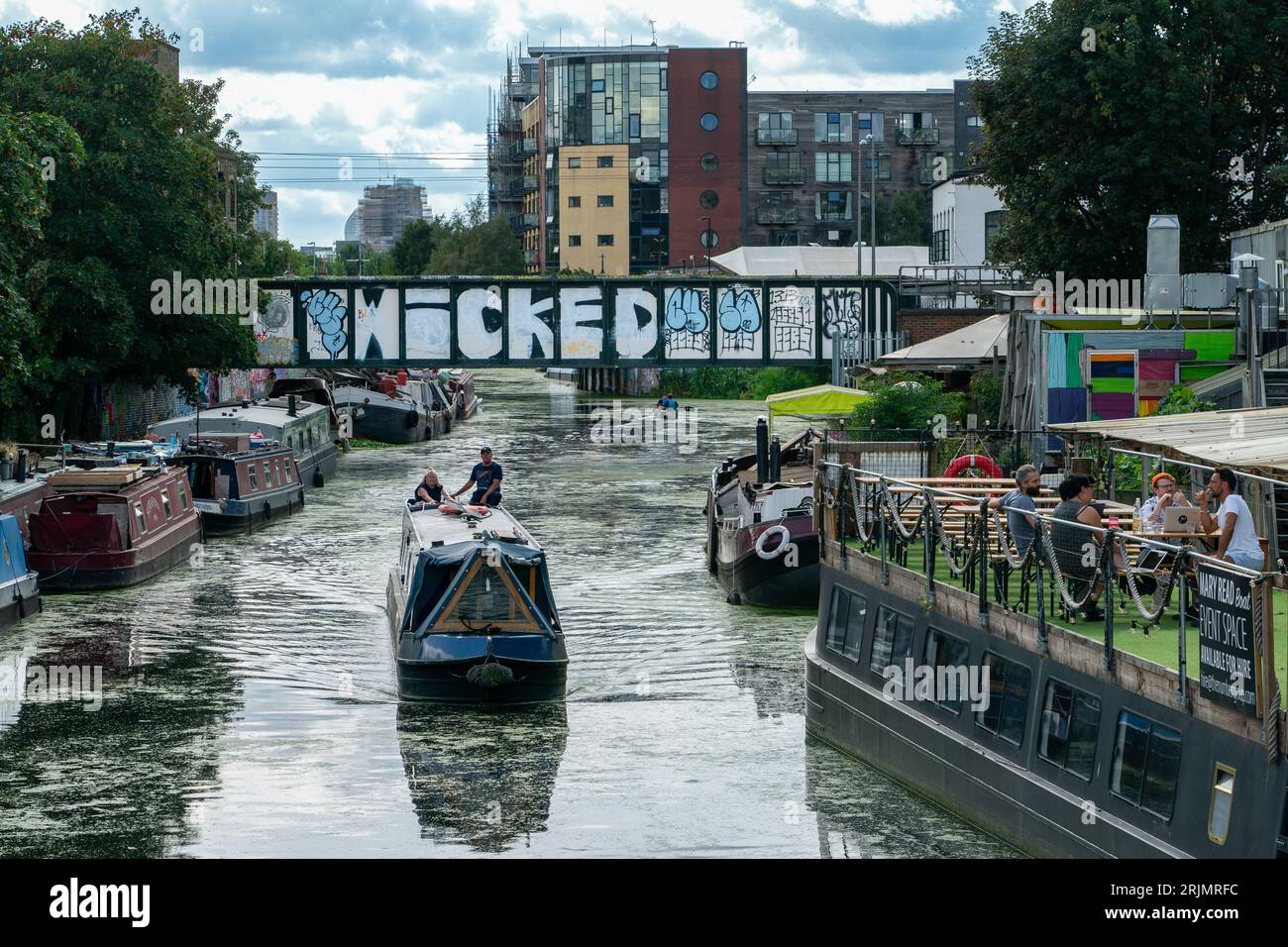 Les gens apprécient le temps chaud sur la rivière Lea à Hackney, Londres. Banque D'Images